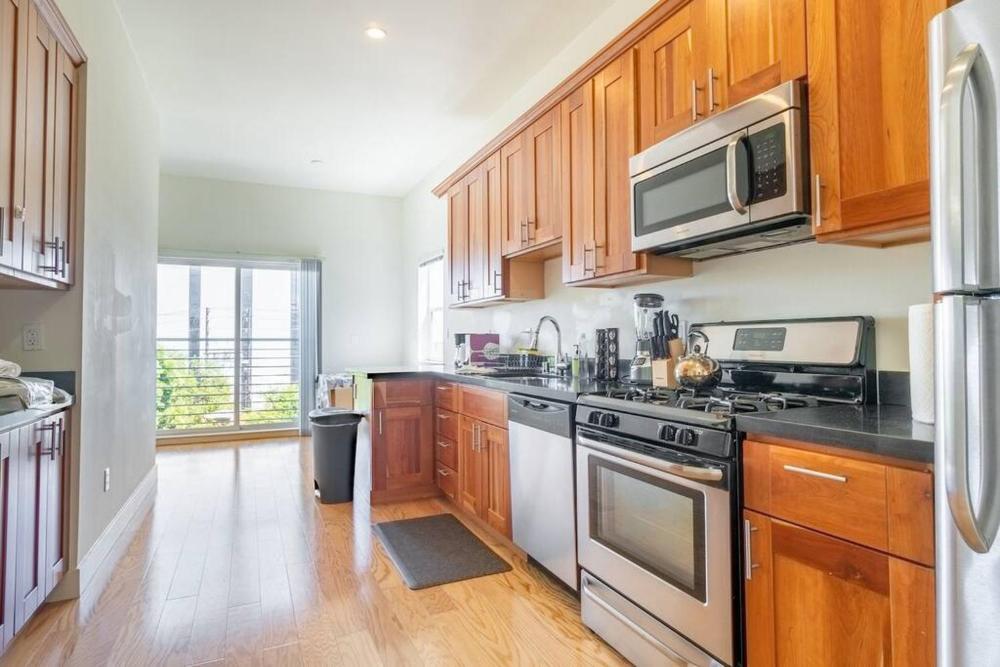 Huge Modern 4 Bedroom Flat w/ City Views and Deck